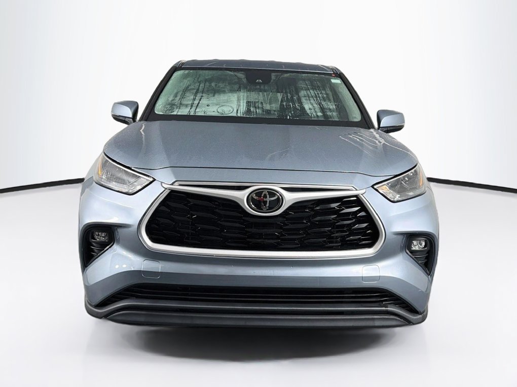 Used 2022 Toyota Highlander LE FWD image 2
