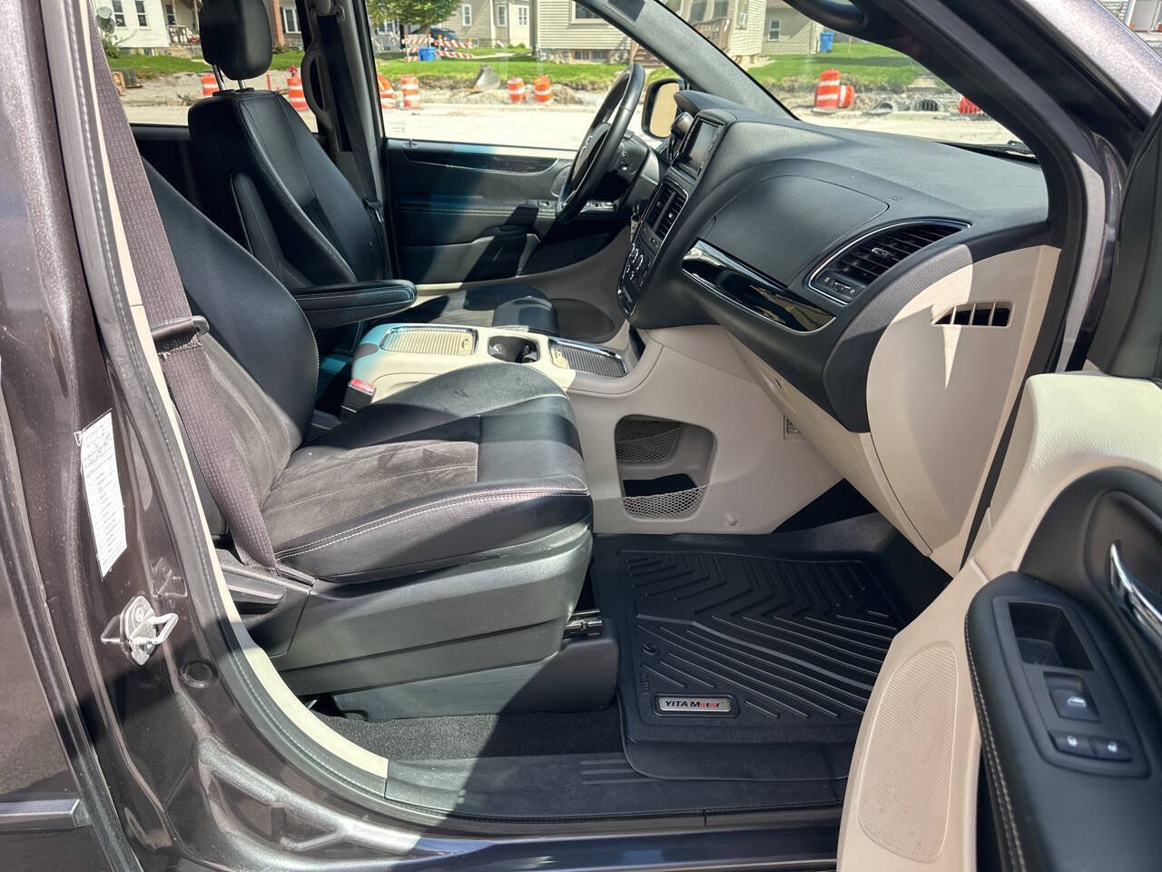 Used 2017 Dodge Grand Caravan SXT FWD image 12