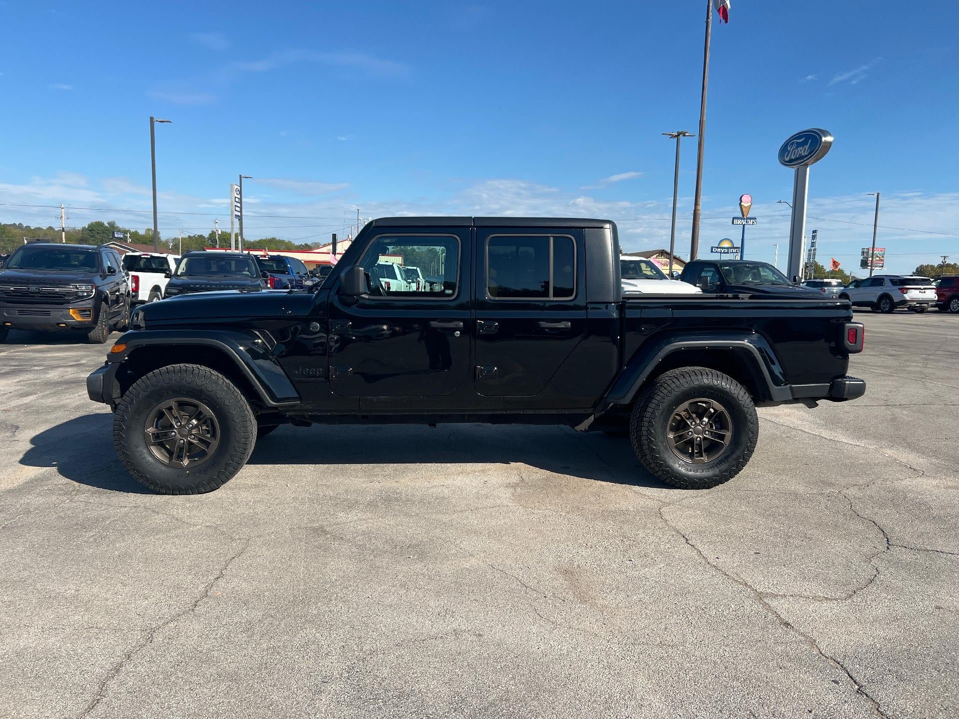 Used 2022 Jeep Gladiator Sport AWD/4WD image 6