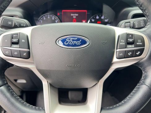 Used 2022 Ford Explorer XLT image 16