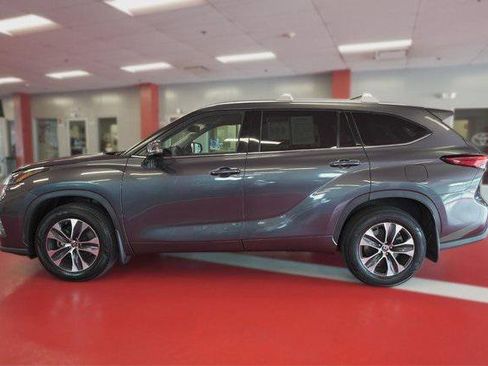 Certified 2021 Toyota Highlander XLE image 6