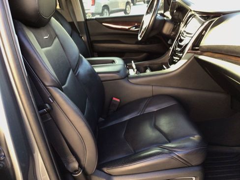 Used 2019 Cadillac Escalade Premium Luxury w/ Escalade Sport Edition image 29