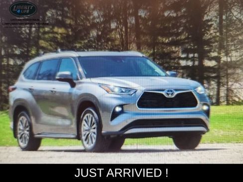 Used 2025 Toyota Highlander XLE AWD/4WD image 2