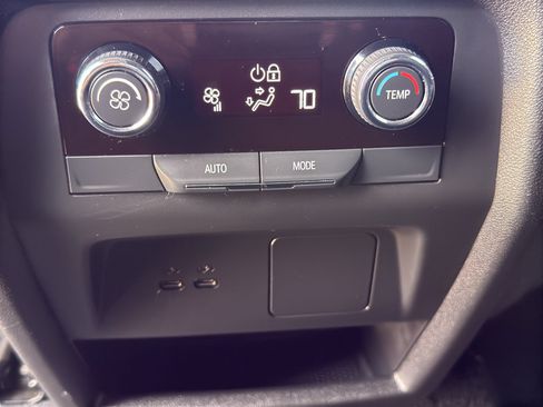 Used 2025 Chevrolet Traverse LT AWD/4WD image 33