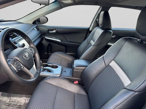 Used 2014 Toyota Camry SE w/ Moonroof Package FWD image 9