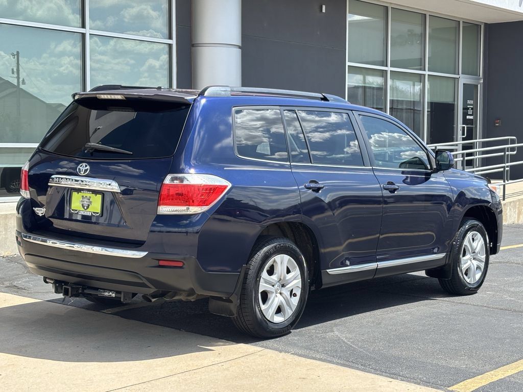Used 2012 Toyota Highlander SE w/ Tow Pkg FWD image 3