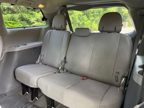 Used 2017 Toyota Sienna XLE Premium FWD image 24