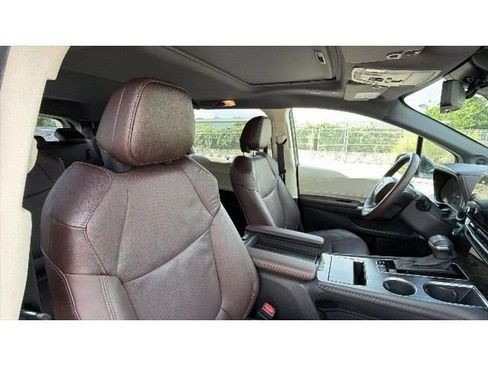 Certified 2024 Toyota Sienna Platinum FWD image 39