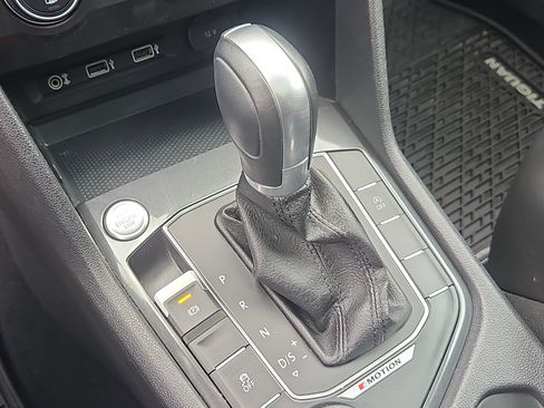 Used 2018 Volkswagen Tiguan SEL AWD/4WD image 21