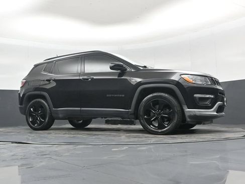 Used 2018 Jeep Compass Latitude FWD image 39