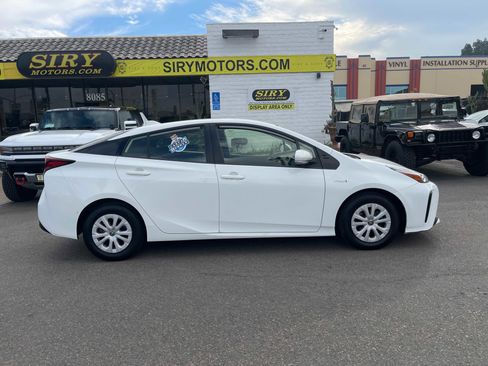 Used 2021 Toyota Prius LE image 2