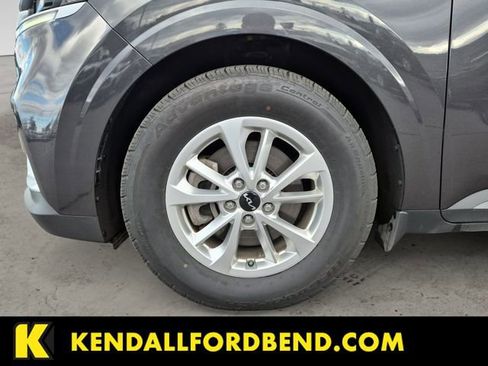 Used 2022 Kia Carnival LX image 10