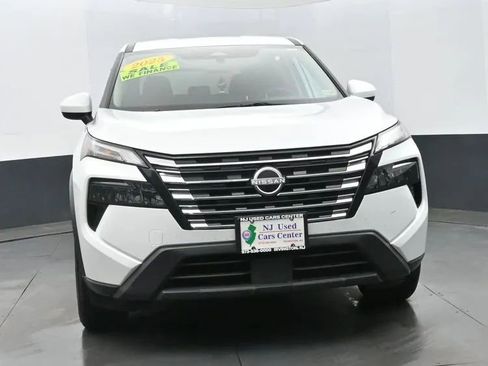Used 2025 Nissan Rogue SV image 3