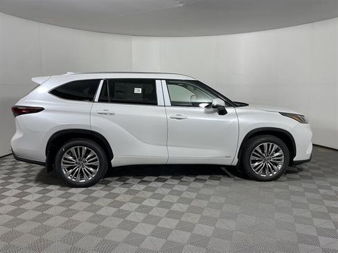 New 2026 Toyota Highlander Platinum AWD/4WD image 8