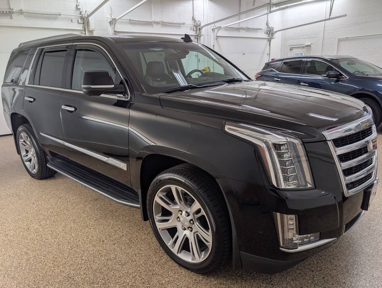Used 2018 Cadillac Escalade Premium Luxury AWD/4WD image 5