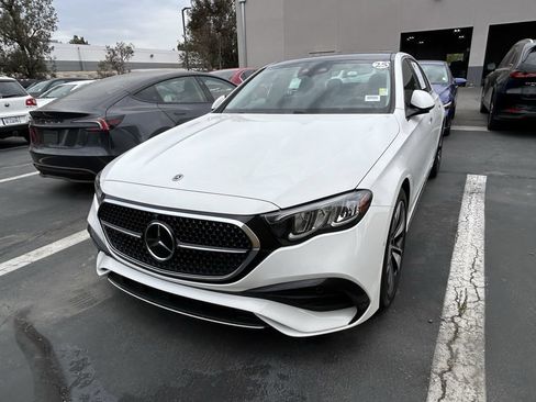 Used 2025 Mercedes-Benz E 350 4MATIC Sedan image 3