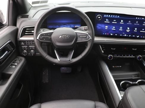 Used 2025 Chevrolet Suburban Z71 image 14