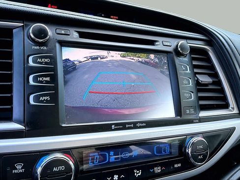 Used 2019 Toyota Highlander SE w/ Nightshade Edition AWD/4WD image 28