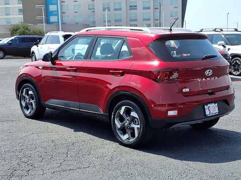 Certified 2025 Hyundai Venue Limited FWD image 3