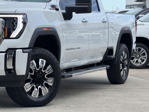 Used 2025 GMC Sierra 2500 Denali AWD/4WD image 3