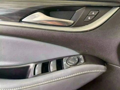 Used 2020 Buick Enclave Essence image 10