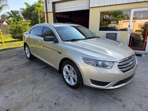 Used 2018 Ford Taurus SE FWD image 2