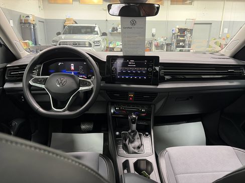 Certified 2025 Volkswagen Jetta SE FWD image 26