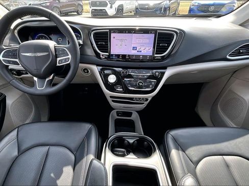 Used 2024 Chrysler Pacifica Touring-L image 20