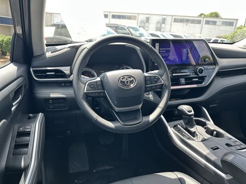 Used 2025 Toyota Highlander XLE AWD/4WD image 26