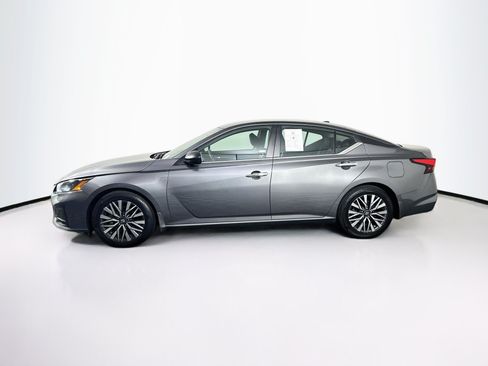 Used 2024 Nissan Altima 2.5 SV FWD image 4