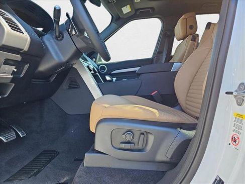 New 2025 Land Rover Discovery Dynamic SE image 30