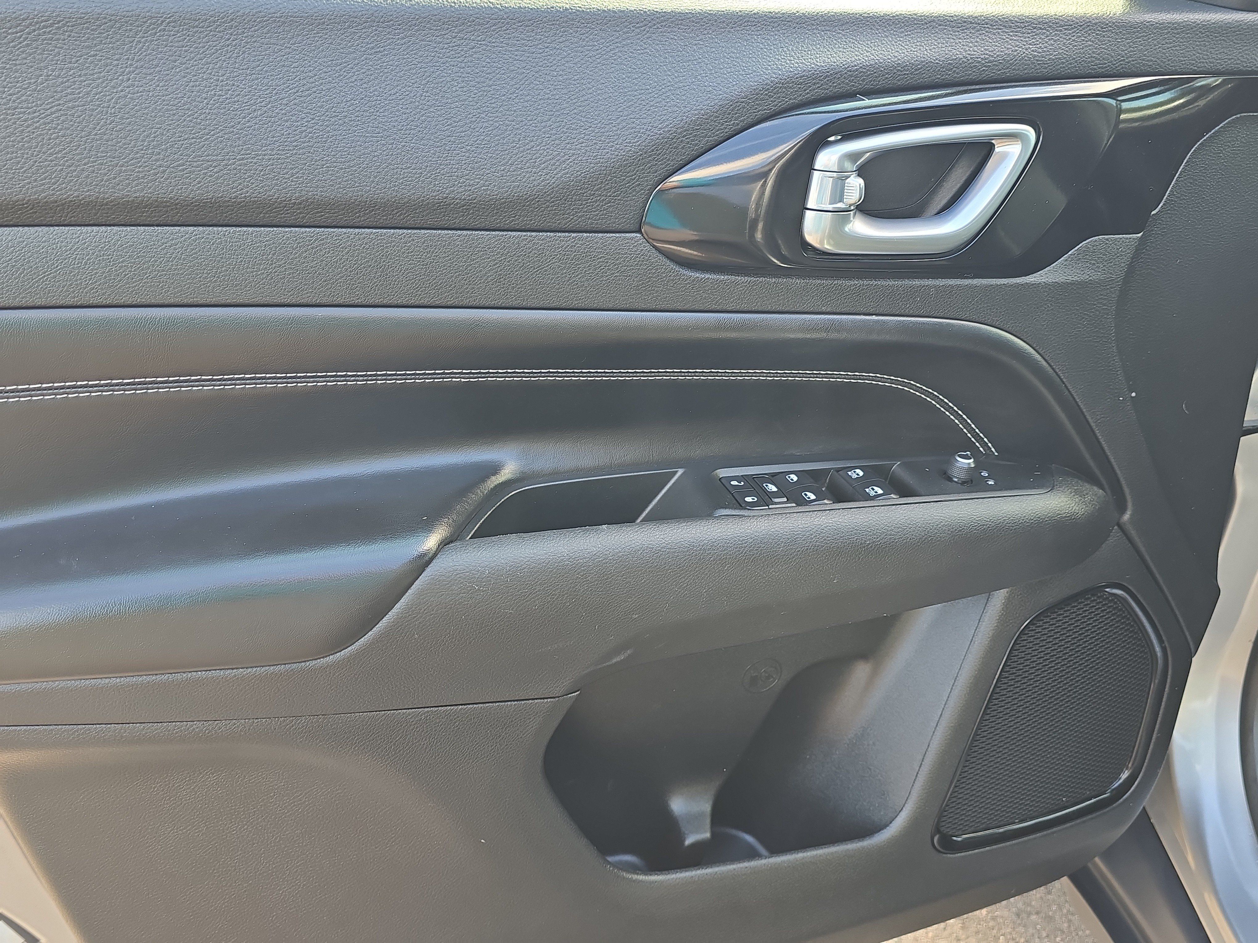 Used 2022 Jeep Compass Latitude FWD image 17