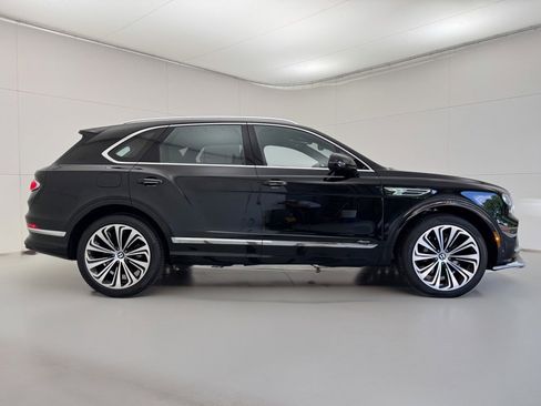 Used 2025 Bentley Bentayga image 2