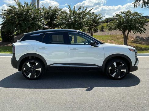Used 2025 Nissan Kicks SR w/ SR Premium Package FWD image 6