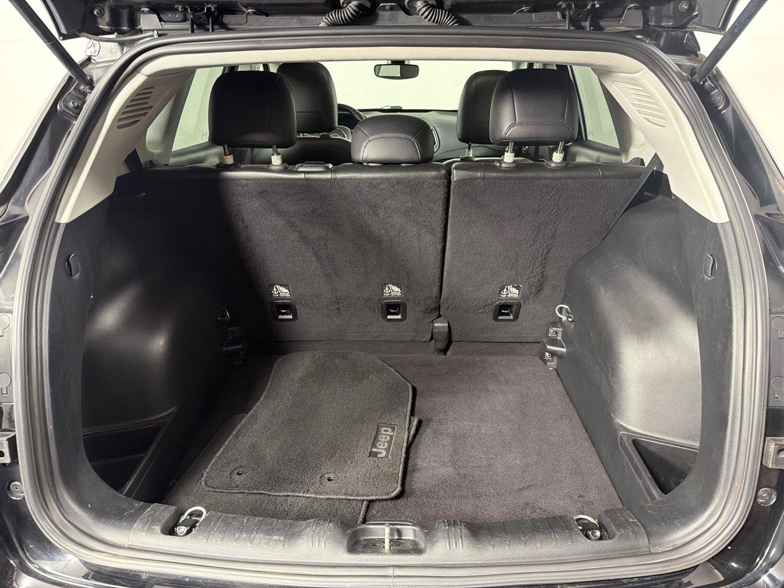 Used 2018 Jeep Compass Latitude w/ Popular Equipment Group FWD image 18