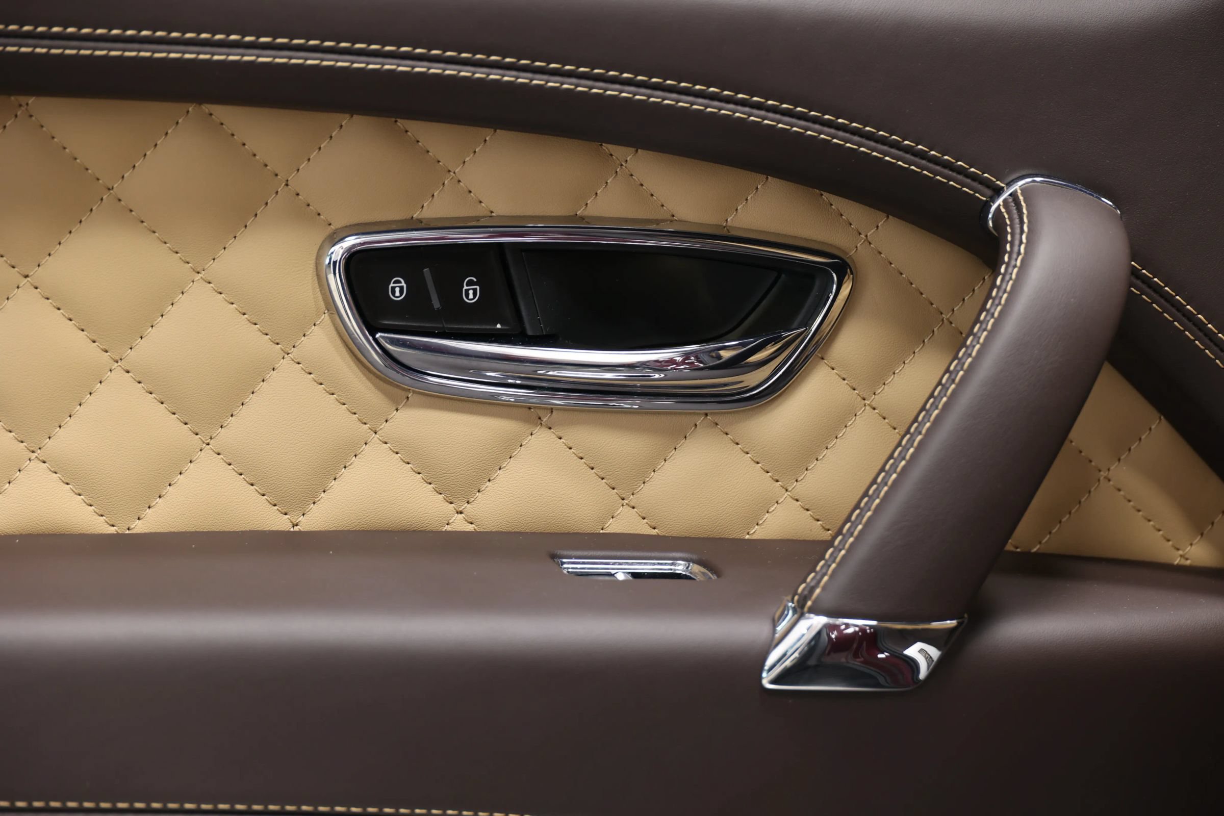 Used 2018 Bentley Bentayga AWD/4WD image 49