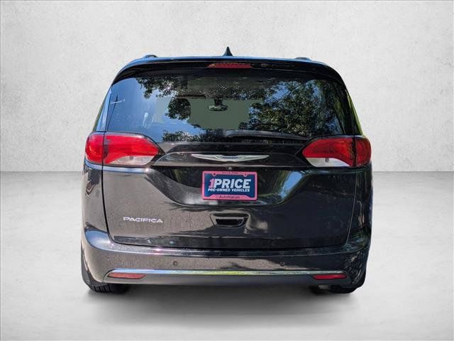 Used 2017 Chrysler Pacifica Touring-L w/ Tire & Wheel Group FWD image 7