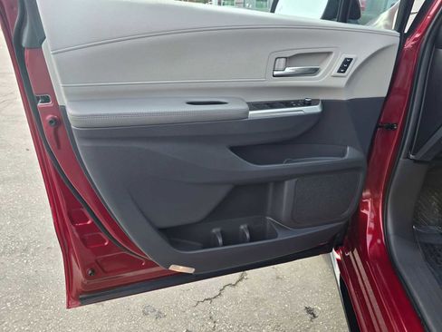 Used 2023 Toyota Sienna Limited image 22