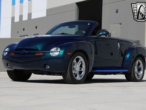 Used 2005 Chevrolet SSR w/ Preferred Equipment Group image 3