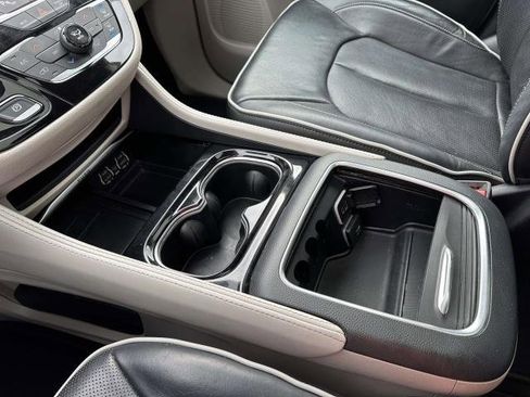 Used 2023 Chrysler Pacifica Limited image 25