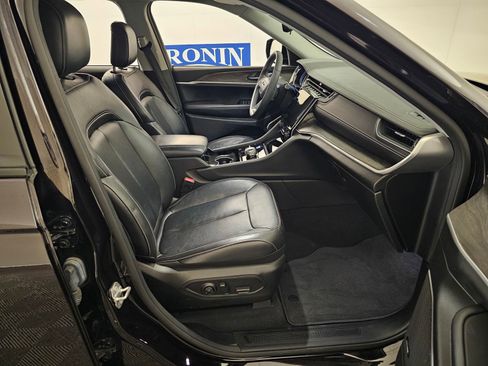 Used 2023 Jeep Grand Cherokee L Limited w/ Black Appearance Package image 33