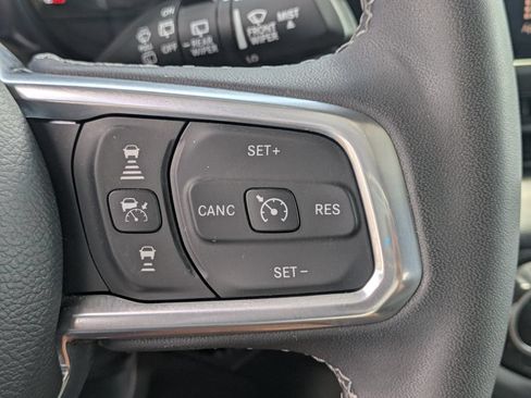 Used 2025 Jeep Wrangler Unlimited Sahara AWD/4WD image 27