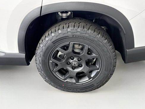 Used 2025 Honda Pilot TrailSport image 5