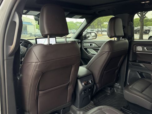 Used 2025 Ford Explorer Platinum image 14