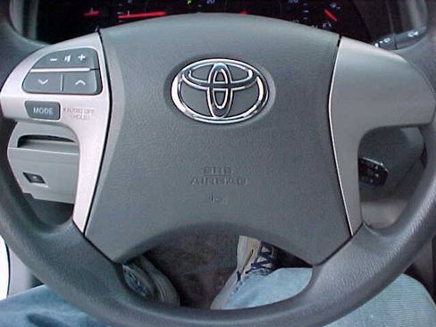 Used 2010 Toyota Camry LE FWD image 21