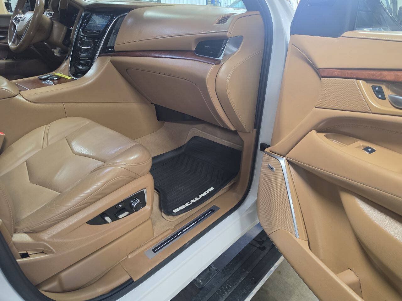 Used 2017 Cadillac Escalade Platinum AWD/4WD image 15