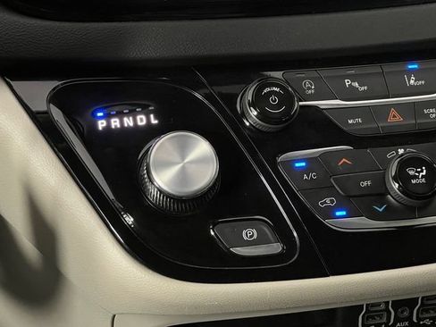 Used 2024 Chrysler Pacifica Touring-L FWD image 30