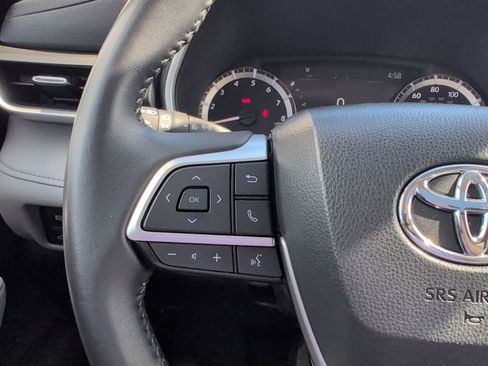 Used 2024 Toyota Highlander XLE AWD/4WD image 18