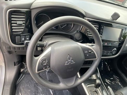 Used 2018 Mitsubishi Outlander ES AWD/4WD image 12
