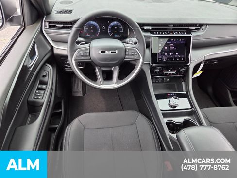 Used 2025 Jeep Grand Cherokee Laredo X w/ Luxury Tech Group I AWD/4WD image 8